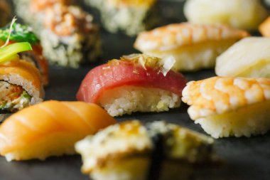 Lezzetli suşi dürümlerinin makro çekimi..