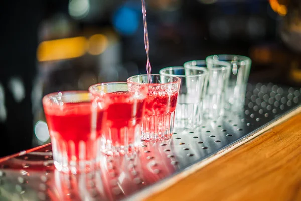 Barmen tezgahta parlak kırmızı şutlar atıyor. Kapat..