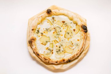 Üzerinde mozzarella ve armut olan lezzetli peynirli pizza. Beyaz arkaplan.