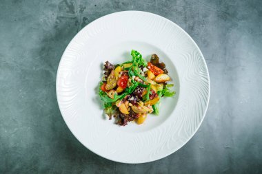 Fırında patates, taze sebze ve fındıklı lezzetli salata..