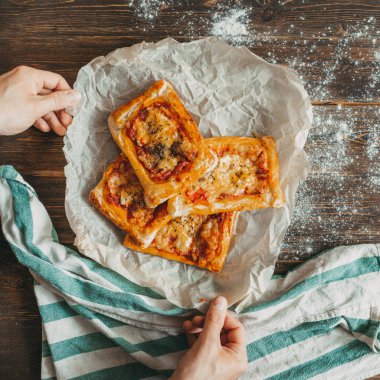 Peynirli, domatesli, mozarellalı ve ahşap kaplamalı nefis ev yapımı pizza..