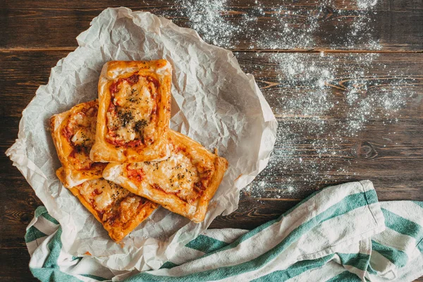 Peynirli, domatesli, mozarellalı ve ahşap kaplamalı nefis ev yapımı pizza..