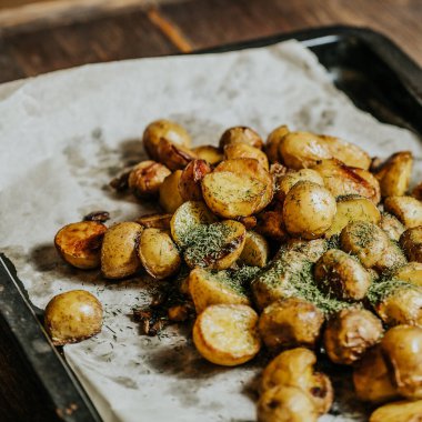 Tavada el yapımı kağıt üzerinde nefis ev yapımı patatesler. Yakın plan..