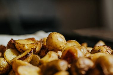 Tavada el yapımı kağıt üzerinde nefis ev yapımı patatesler. Yakın plan..