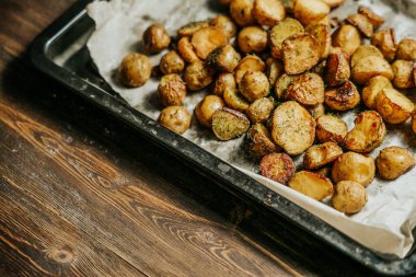 Tavada el yapımı kağıt üzerinde nefis ev yapımı patatesler.