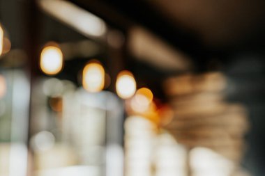 Kapalı bir restoranın bulanık arka planı. Metin uzayı. Sıcak ışık.