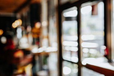 Kapalı bir restoranın bulanık arka planı. Metin uzayı. Sıcak ışık.