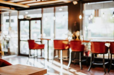 Kapalı bir restoranın bulanık arka planı. Metin uzayı. Sıcak ışık.