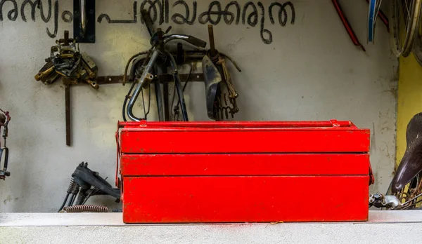 Röd verktygslåda med cykel reparationsutrustning, Vintage cykel reparation bakgrund — Stockfoto