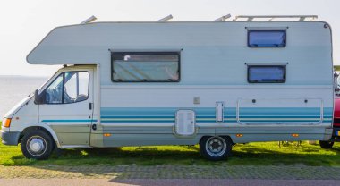 Klasik beyaz karavan, tatil ve seyahat için mobil ev, eğlence amaçlı otomobil.
