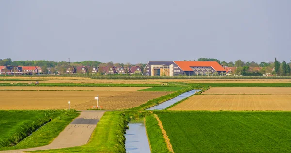 City skyline from schakerloopolder in tholen, Ciudad rural en Zelanda, Países Bajos — Foto de Stock