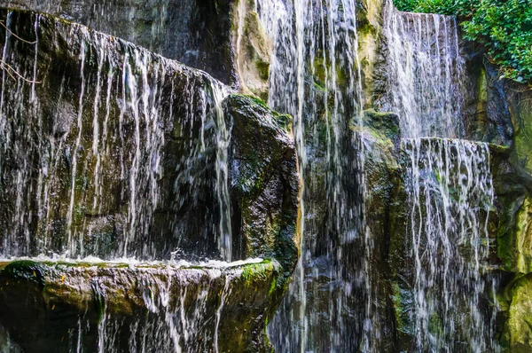 Красивые водопады потоки скал, Природа фон — стоковое фото