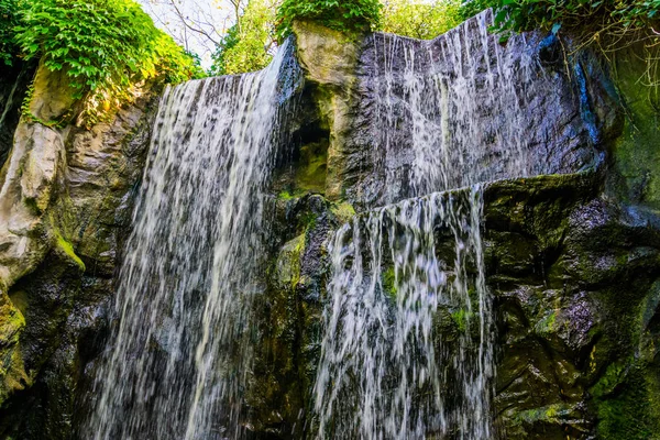 Многочисленные водопады, потоки большого скального утеса в лесу, природный фон — стоковое фото