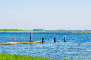 Denizlerde yüzen tekneleri, Oosterschelde manzarası, Bergse diepsluis, Zeeland, Hollanda