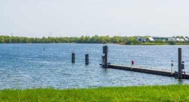 Tholen City 'de Jetty, arka planda kulübeler, Oosterschelde, Bergse Diepsluis, Zeeland, Hollanda