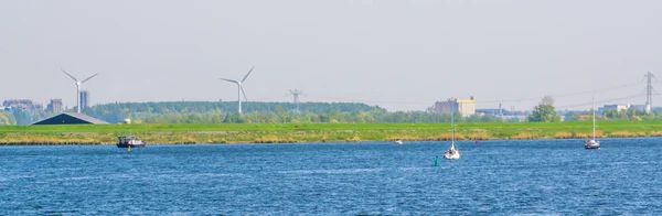 オスターシェルデ、ベルクスデプスディプスリス、ゼーラント州、オランダの水の上を航海するボートと海の景色 — ストック写真