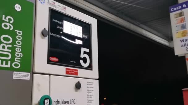 Brandstofmeter Bij Het Tankstation Met Auto Achtergrond Bosschenhoofd Nederland November — Stockvideo