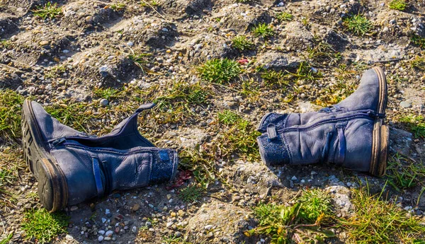 Botas de niña azul con cierre de cremallera, zapatos femeninos perdidos fuera, fondo de la industria de la moda Imagen De Stock