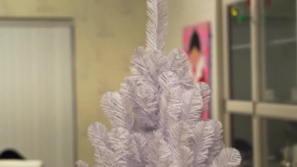新的现代空旷的白色圣诞树从上到下都是特写 传统的季节装饰 — 图库视频影像