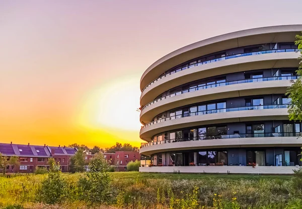 Hollanda 'nın apeldoorn şehrinde günbatımında modern apartmanlar inşa ediliyor.
