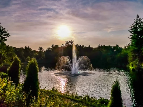 El parque de la ciudad berg en bos en apeldoorn, los Países Bajos, hermosa fuente de agua y colorido cielo soleado Fotos De Stock