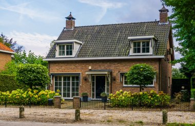 Tipik bir Hollanda villası. Bahçesi, Breda 'nın şehir mimarisi, Hollanda.