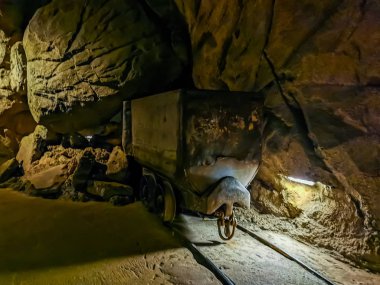 Demiryolundaki eski maden gemileri, Nostaljik maden ekipmanları ve ulaşım, maden kuyusu geçmişi