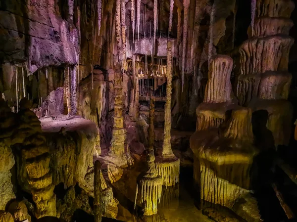Grotte goutte à goutte souterraine avec lac d'eau, beaux paysages naturels — Photo