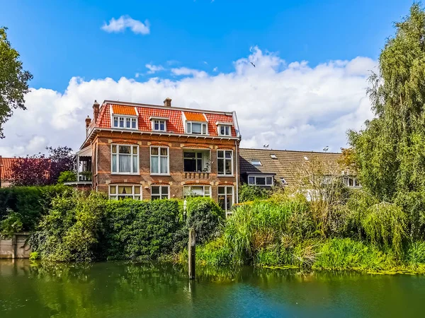 Casa moderna en el agua en la ciudad de Dordrecht, los Países Bajos, casa típica holandesa en el canal — Foto de Stock
