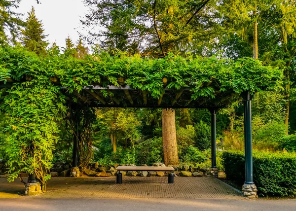Berg en bos city park en apeldoorn, Países Bajos, banco con varilla, hermosa arquitectura de jardín Imagen De Stock