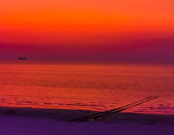 A praia de domburg com oceano durante um pôr do sol muito colorido, Zelândia, As terras baixas — Fotografia de Stock