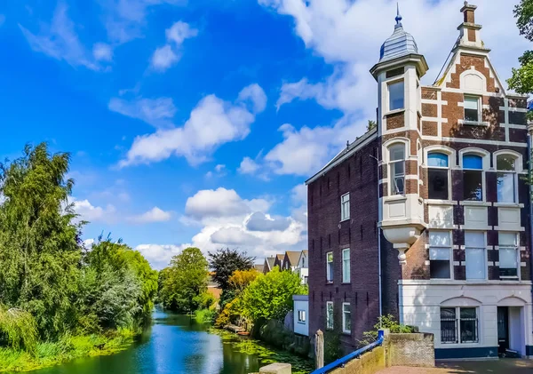 Klassiek woongebouw aan de gracht in dordrecht, De Nederlanden, vintage stadsarchitectuur — Stockfoto