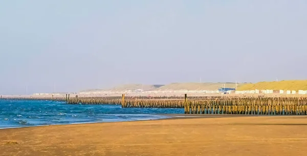 La playa de Domburg con muchos postes resistidos de madera, zeeland, los Países Bajos — Foto de Stock