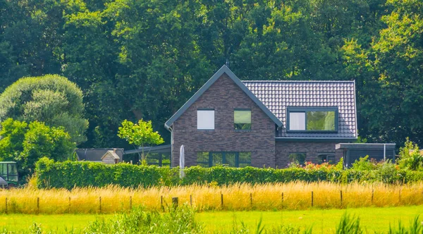 Campos con casa rural, Paisaje rural de Bergen op zoom, Países Bajos — Foto de Stock