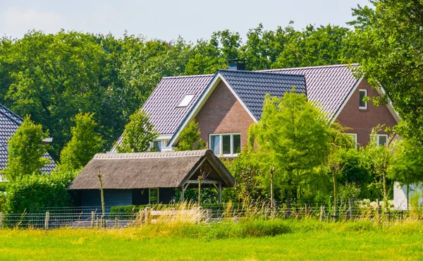 Casa de fazenda moderna com um grande pasto de grama, arquitetura holandesa no lado do país, Bergen op zoom, Holanda — Fotografia de Stock