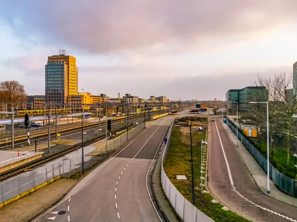 Paysage urbain avec des routes dans le centre de la ville d'Utrecht, Pays-Bas, 23 janvier, 2020 — Photo