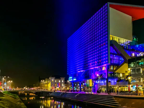 City architecture of the center of utrecht by night, shopping mall hoog catharijne, Utrecht, Países Bajos, 23 de enero de 2020 — Foto de Stock