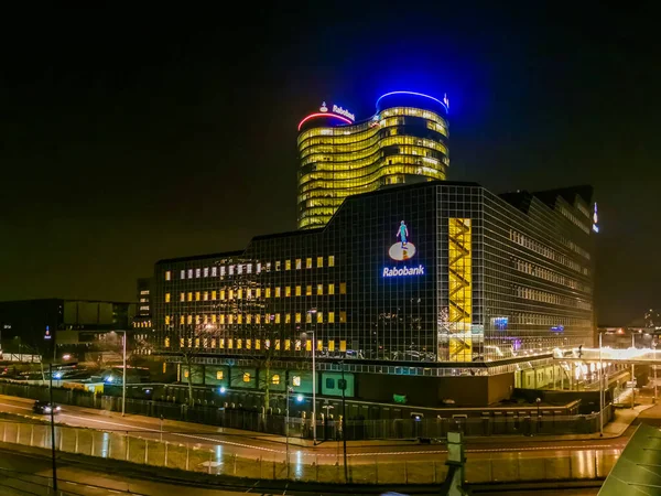 Le grand bâtiment rabobank éclairé de nuit dans la ville d'Utrecht, Pays-Bas, 23 janvier 2020 — Photo