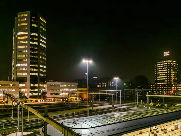 Verlichte nachtomgeving op centraal station utrecht, populaire stadsarchitectuur, Utrecht, Nederland, 23 januari 2020 — Stockfoto
