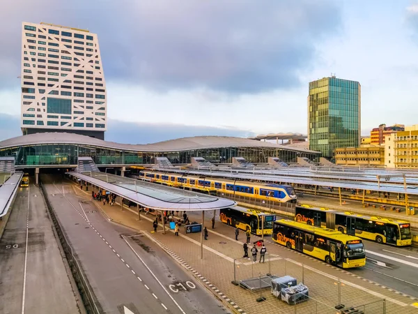 Skyline centraal station Utrecht, populaire grote stad, Openbaar stadsvervoer, Utrecht, Nederland, 23 januari 2020 — Stockfoto