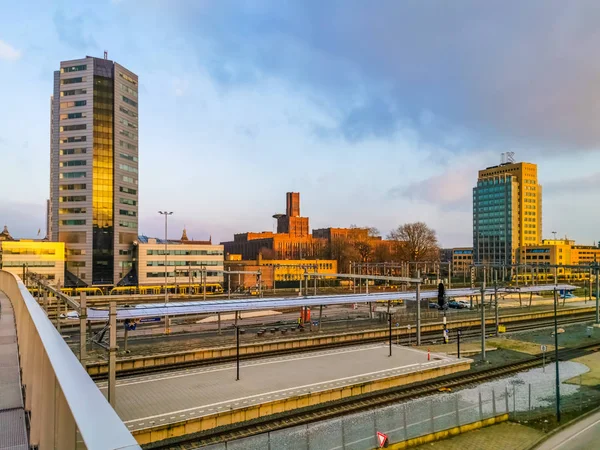 Chemins de fer avec architecture urbaine à la gare centrale Utrecht, Pays-Bas, 23 janvier 2020 — Photo