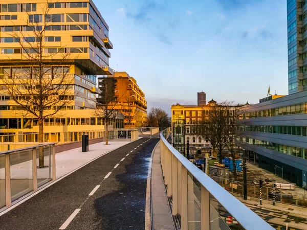 Belle architecture urbaine avec route près de la gare centrale d'Utrecht, Pays-Bas, 23 janvier 2020 — Photo