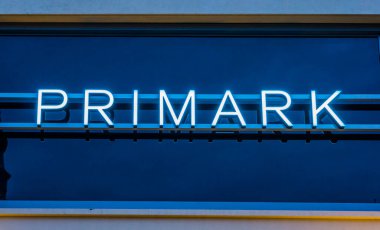 10 Aralık 2019 'da Tilburg, Hollanda' daki Primark mağazasının dışındaki bir alışveriş vitrininde ışıklı neon ışığı yakıldı.