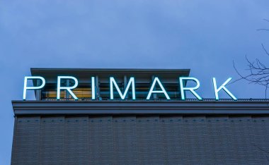 10 Aralık 2019 'da Tilburg, Hollanda' daki dükkan binasının tepesine Primark neon ışığı yakıldı.