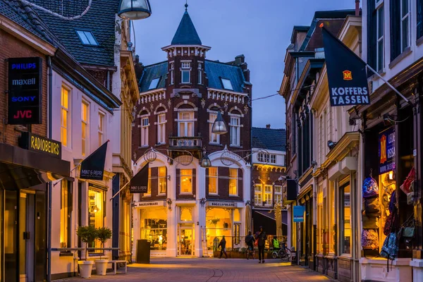 Calle de la ciudad iluminada en tilburg centro comercial al aire libre, arquitectura iluminada por la noche, Tilburg, Países Bajos, 10 de diciembre de 2019 — Foto de Stock
