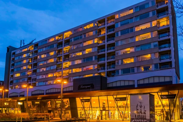 Centro comercial con apartamentos en el centro de tilburg, Países Bajos, 10 diciembre, 2019 — Foto de Stock