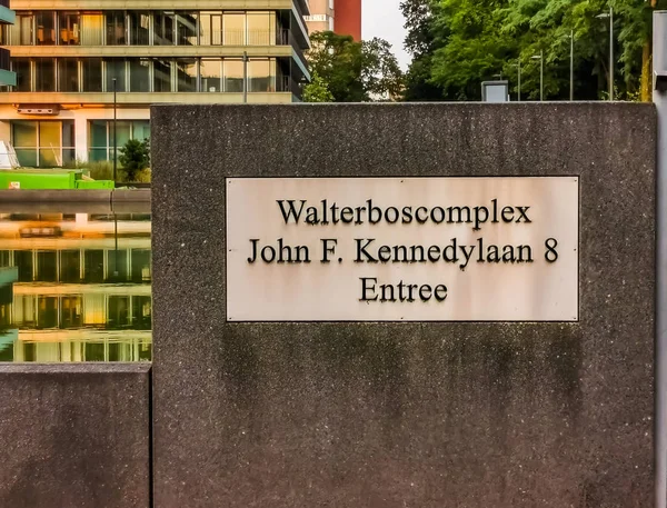 Piedra con el signo del walterboscomplex con el edificio en el fondo, arquitectura holandesa de apeldoorn, Países Bajos, 6 de agosto de 2019 — Foto de Stock