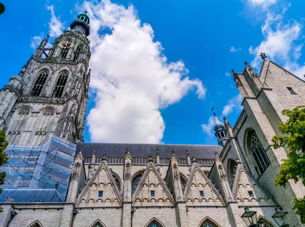 La popular iglesia grande onze lieve vrouwe en el centro de la ciudad Breda, Países Bajos, 17 julio, 2019 — Foto de Stock