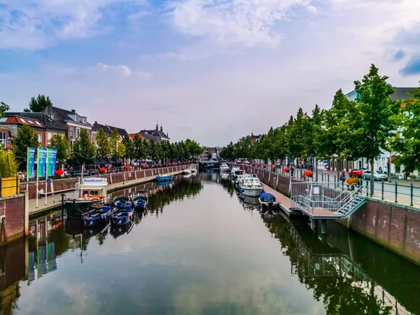 Canal with boats and architecture in the city of Breda, Ολλανδία, 17 Ιουλίου, 2019 — Φωτογραφία Αρχείου