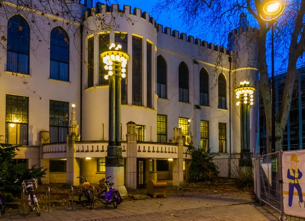 Vista frontal del ayuntamiento de Tilburg por la noche, Antiguo palacio real de Guillermo II, hermosa arquitectura histórica, Tilburg, Países Bajos, 10 de diciembre de 2019 — Foto de Stock